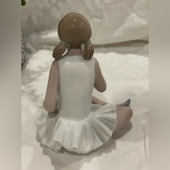 (2)-Lladró Nao Retired Ballerinas. “Pensive Ballet” & “Attentive Ballet” - Picture 6 of 15